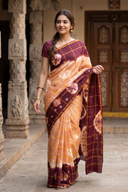 Peach and Maroon Checked Tie-Dye Sungudi Cotton Saree 10078008