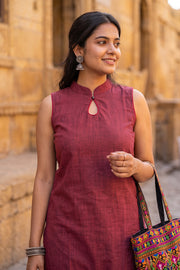 Maroon Handcrafted Solid Style Sleeveless Oxford Cotton Kurta 10077444