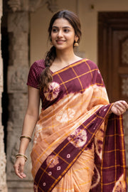Peach and Maroon Checked Tie-Dye Sungudi Cotton Saree 10078008