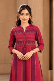 Maroon Handcrafted Cotton Kurta with Embroidered Accents 10077638