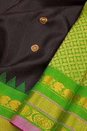 Gadwal Kuttu Weave Handloom Silk Saree in Black with Contrast Leaf Green Border and Pallu 10062950