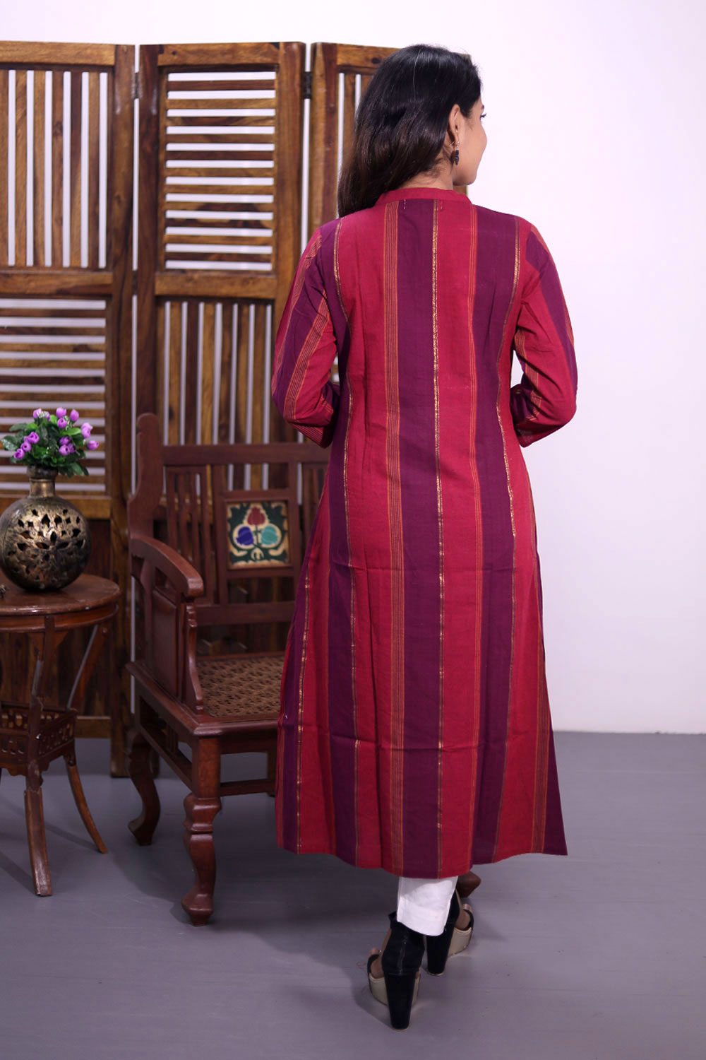 Maroon Handcrafted Cotton Kurta with Embroidered Accents 10062665