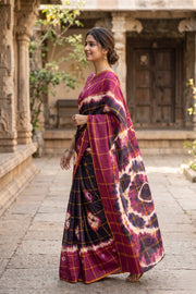 Magenta Pink and Blue Checked Tie-Dye Sungudi Cotton Saree 10078007