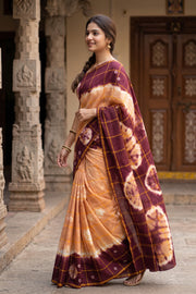 Peach and Maroon Checked Tie-Dye Sungudi Cotton Saree 10078008