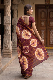 Peach and Maroon Checked Tie-Dye Sungudi Cotton Saree 10078008