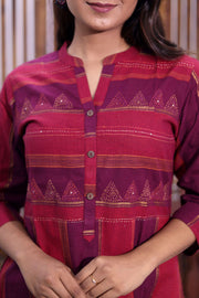 Maroon Handcrafted Cotton Kurta with Embroidered Accents 10062665