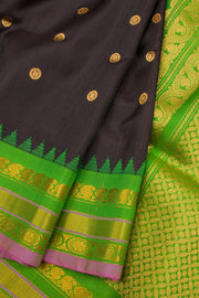 Gadwal Kuttu Weave Handloom Silk Saree in Black with Contrast Leaf Green Border and Pallu 10062950