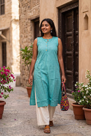 Blue Handcrafted Solid Style Oxford Sleeveless Cotton Kurta 10077451