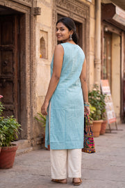 Blue Handcrafted Solid Style Oxford Sleeveless Cotton Kurta 10077458