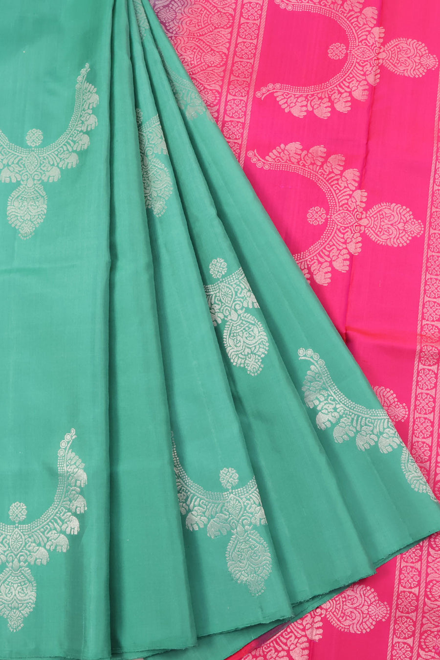 Handloom Borderless Kanjivaram Soft Silk Saree with Jewellery Design and Contrast Pallu