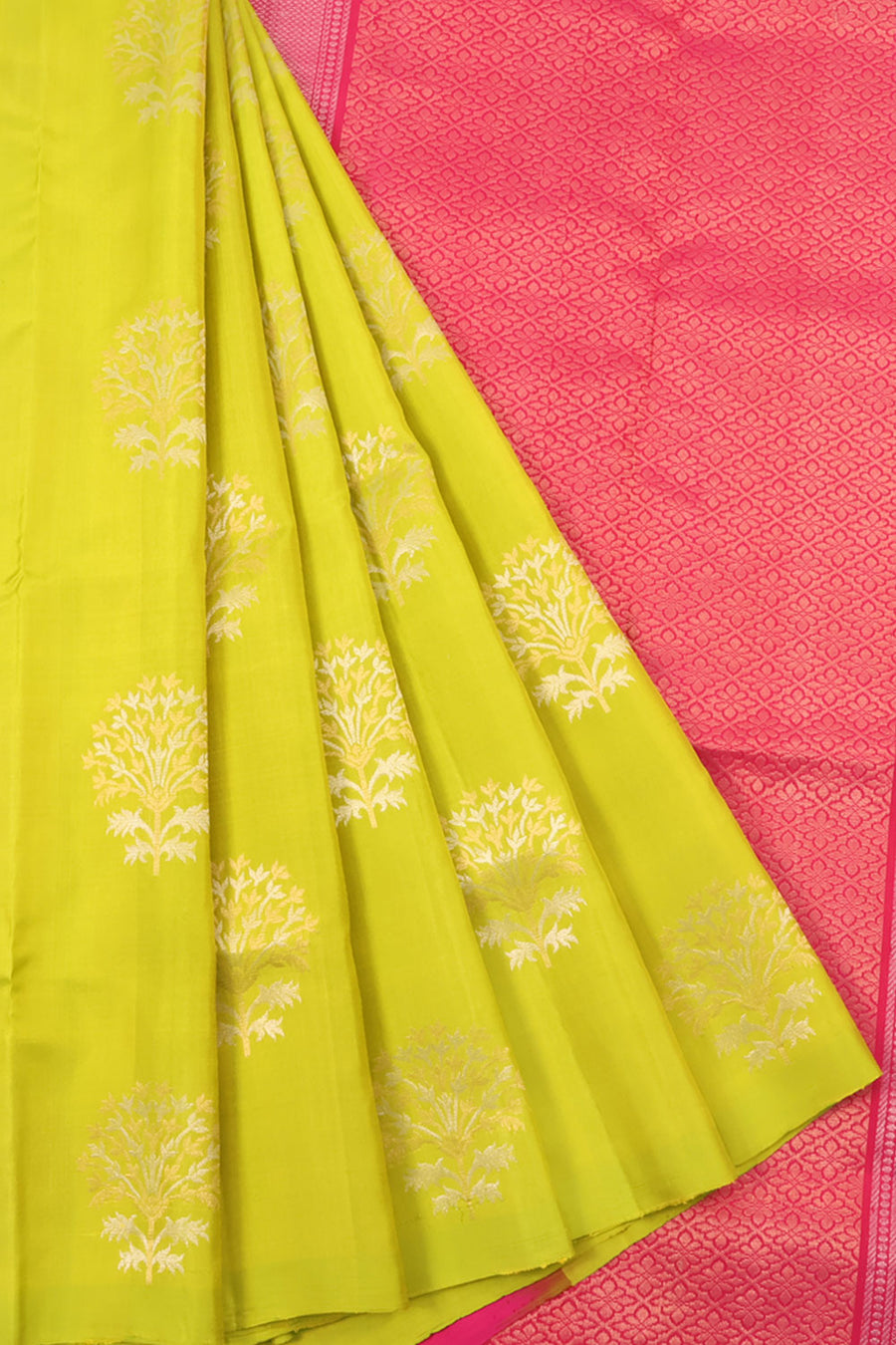 Handloom Borderless Kanjivaram Soft Silk Saree with Lotus Motifs and Contrast Pallu