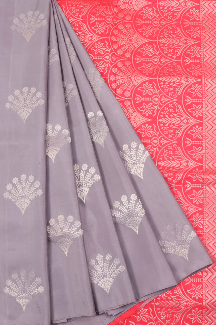 Handloom Borderless Kanjivaram Soft Silk Saree with Floral Motifs and Contrast Pallu