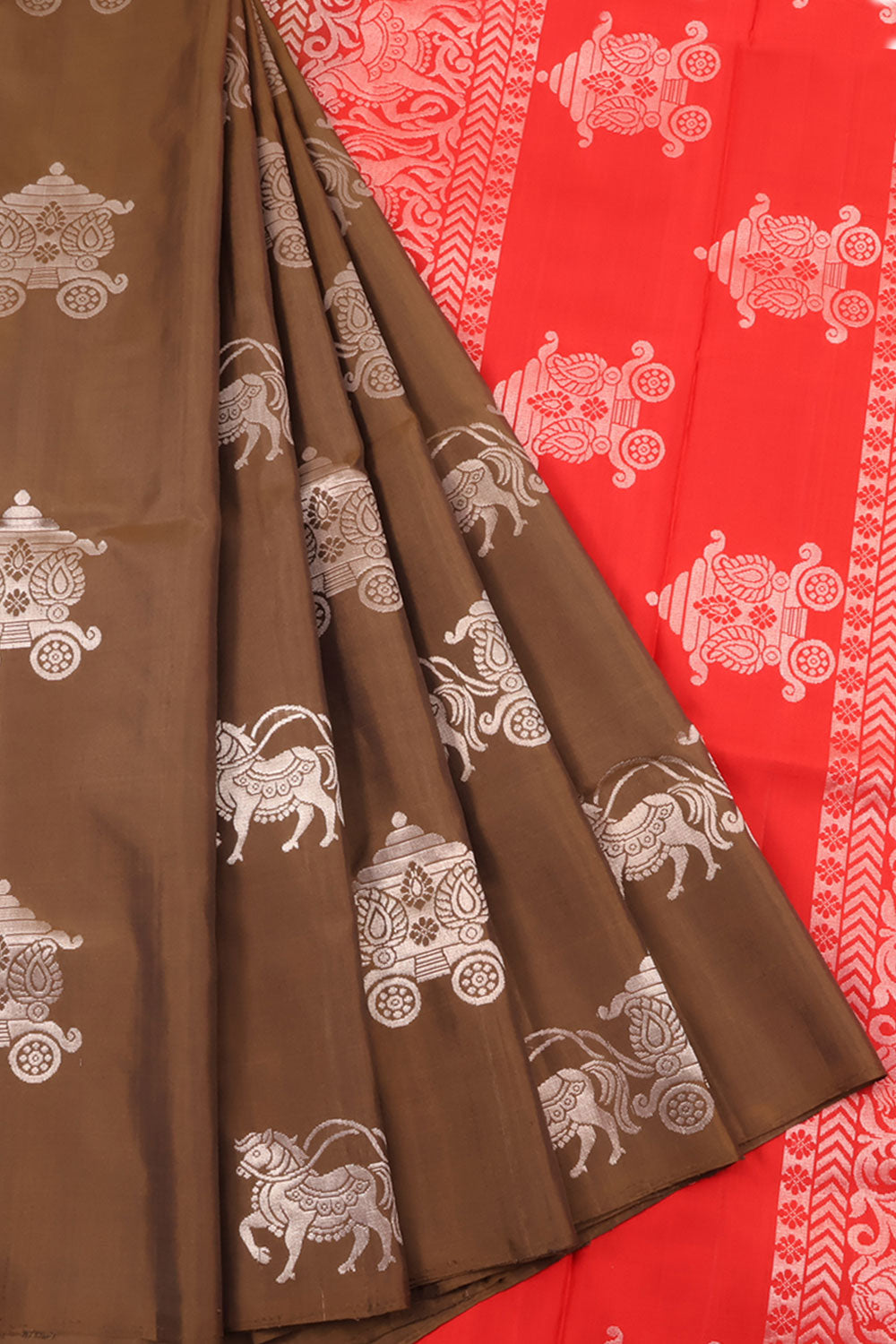Handloom Borderless Kanjivaram Soft Silk Saree with Horse and Chariot Motifs and Contrast Pallu