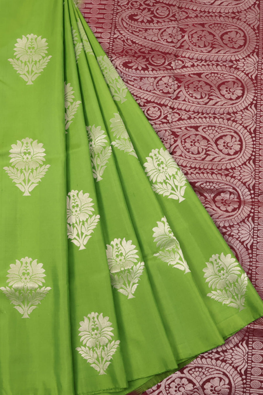 Handloom Borderless Kanjivaram Soft Silk Saree with Floral Motifs and Paisley Contrast Pallu
