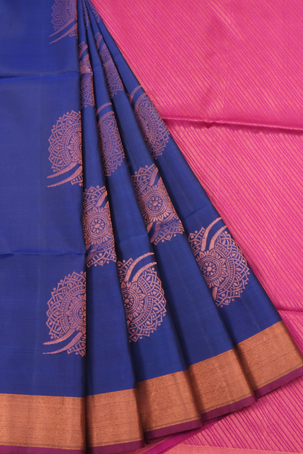Handloom Kanjivaram Soft Silk Saree with Diagonal Stripes Design and Contrast Pallu