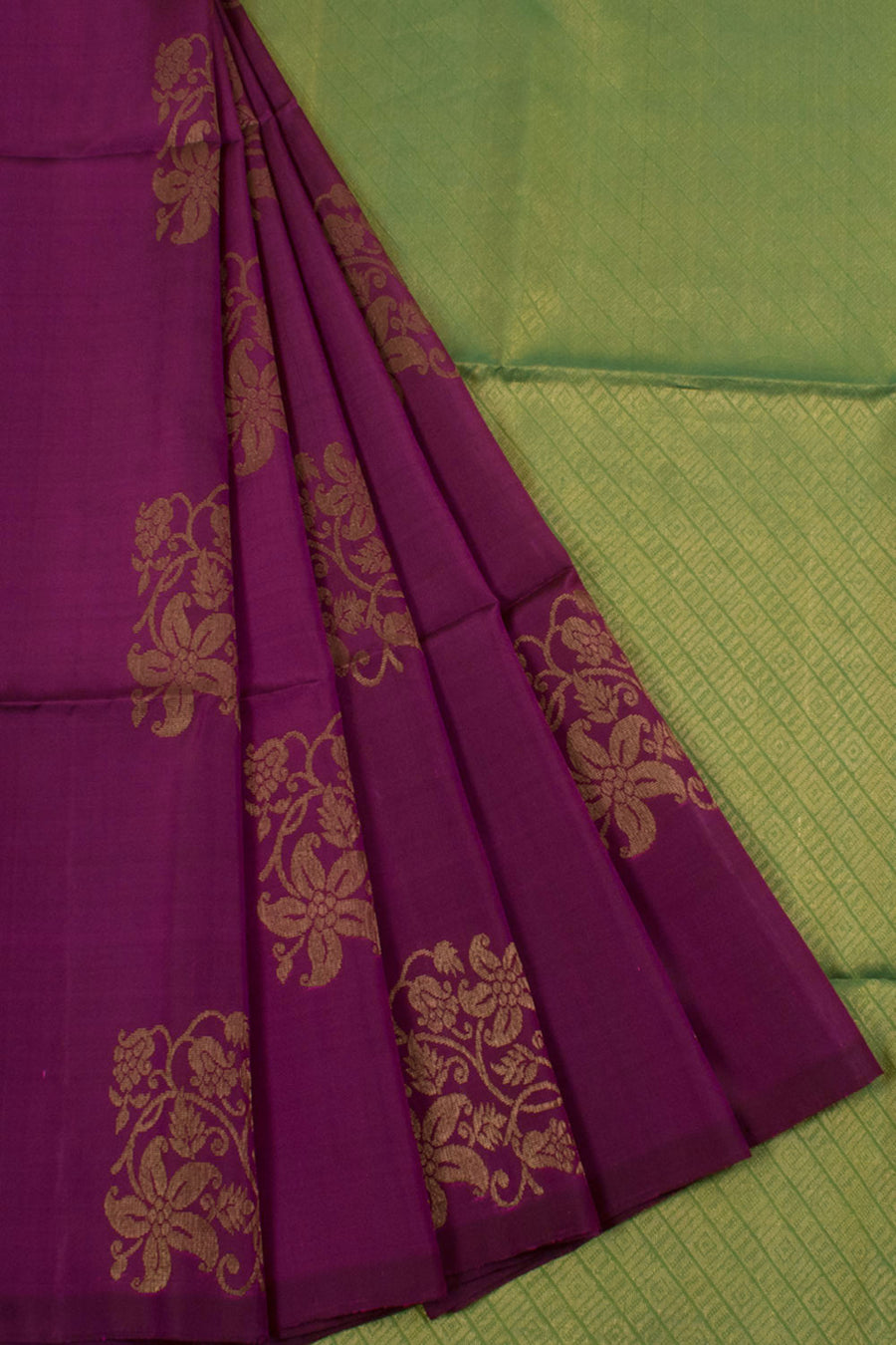 Handloom Borderless Kanjivaram Soft Silk Saree with Floral Motifs 