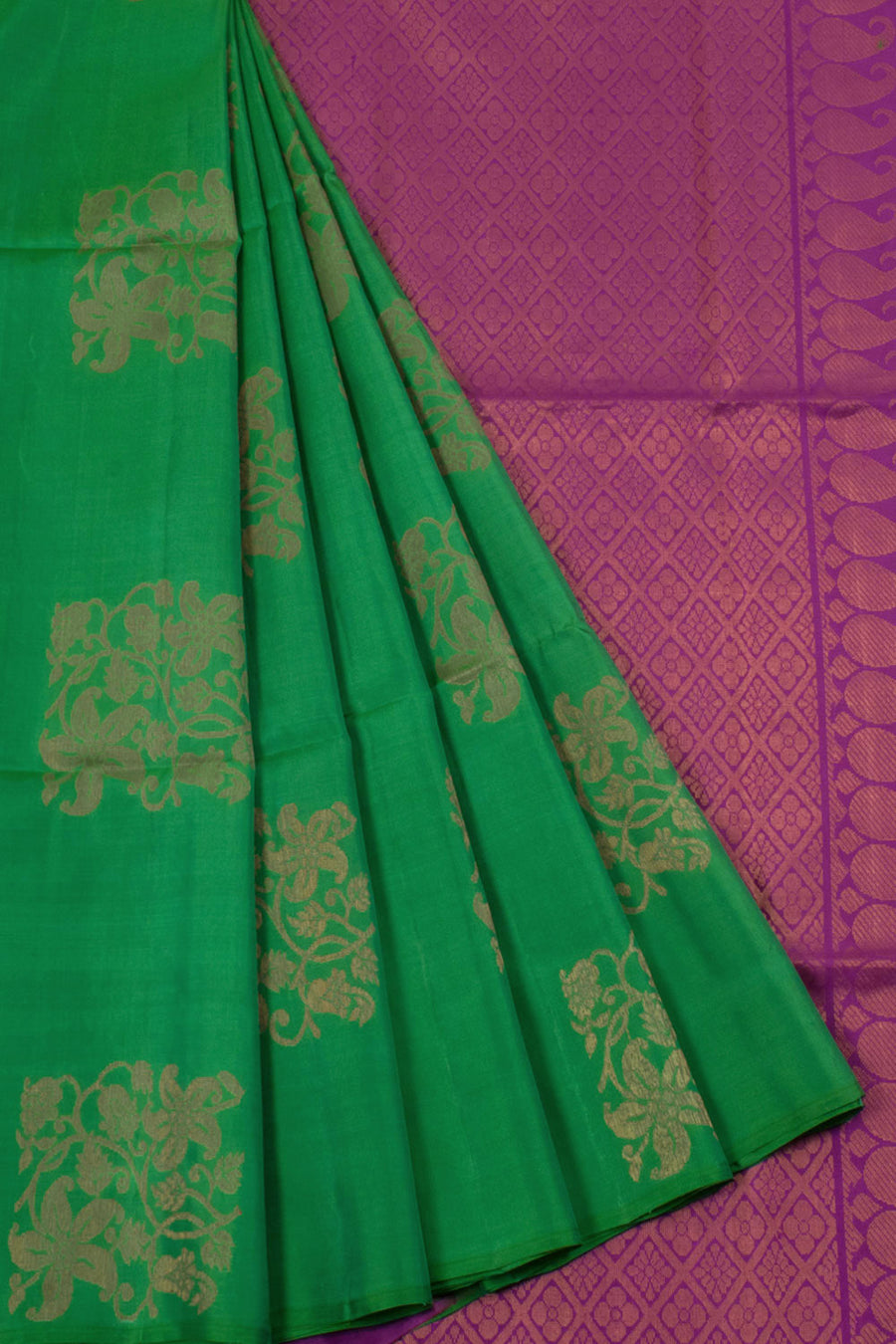 Handloom Borderless Kanjivaram Soft Silk Saree with Floral Design 