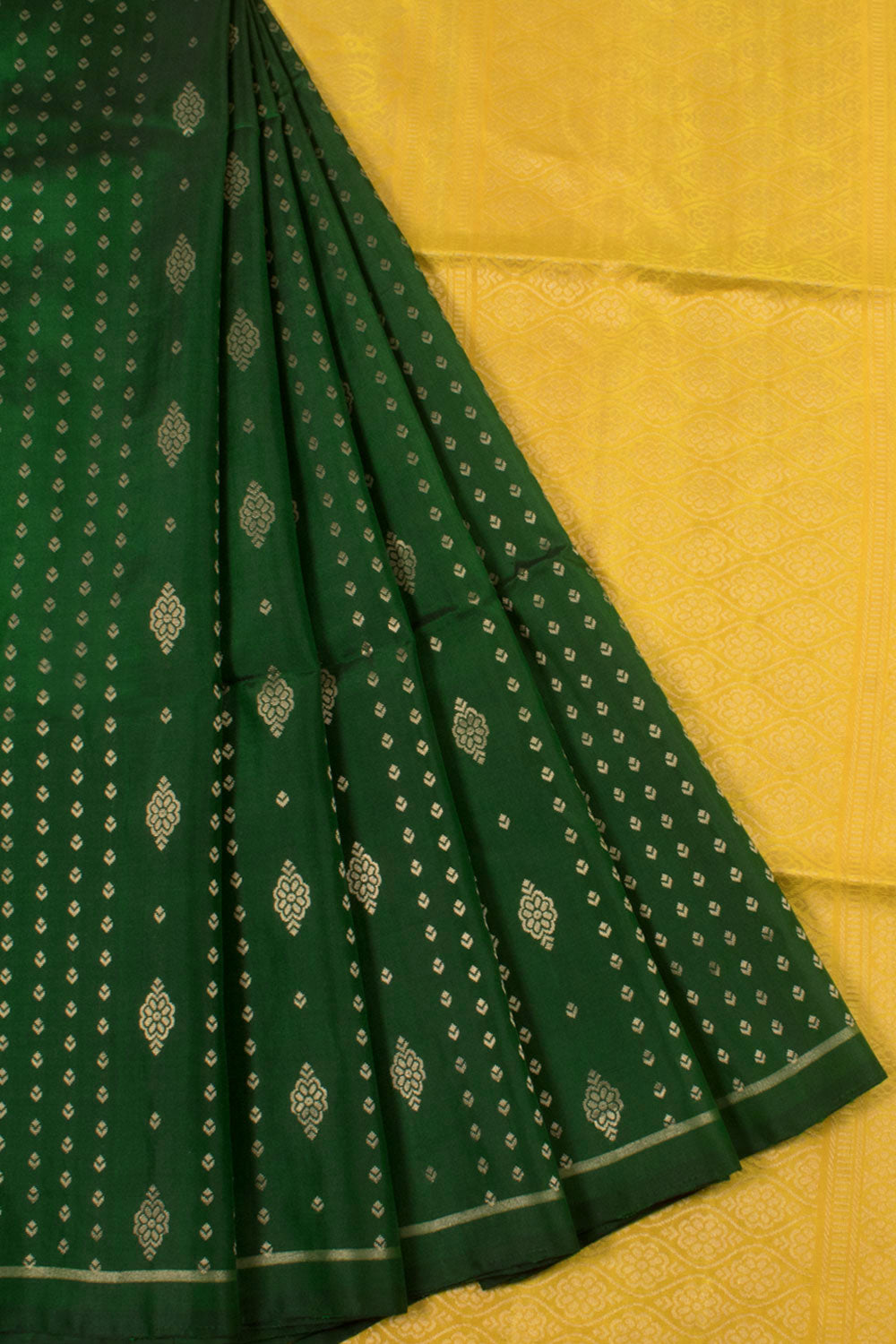 Handloom Borderless Kanjivaram Soft Silk Saree with Floral Design