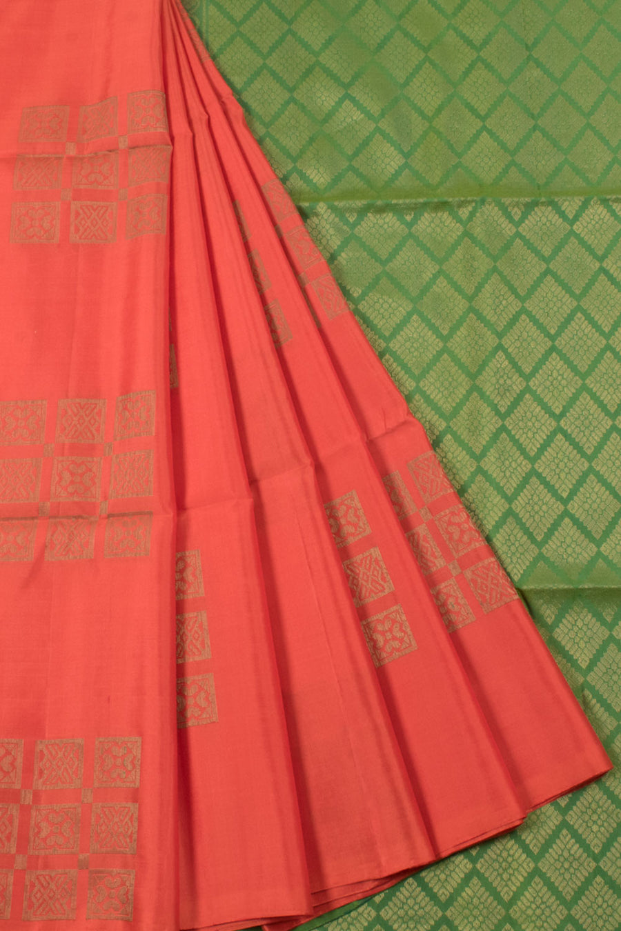 Handloom Borderless Kanjivaram Soft Silk Saree with Geometric Design