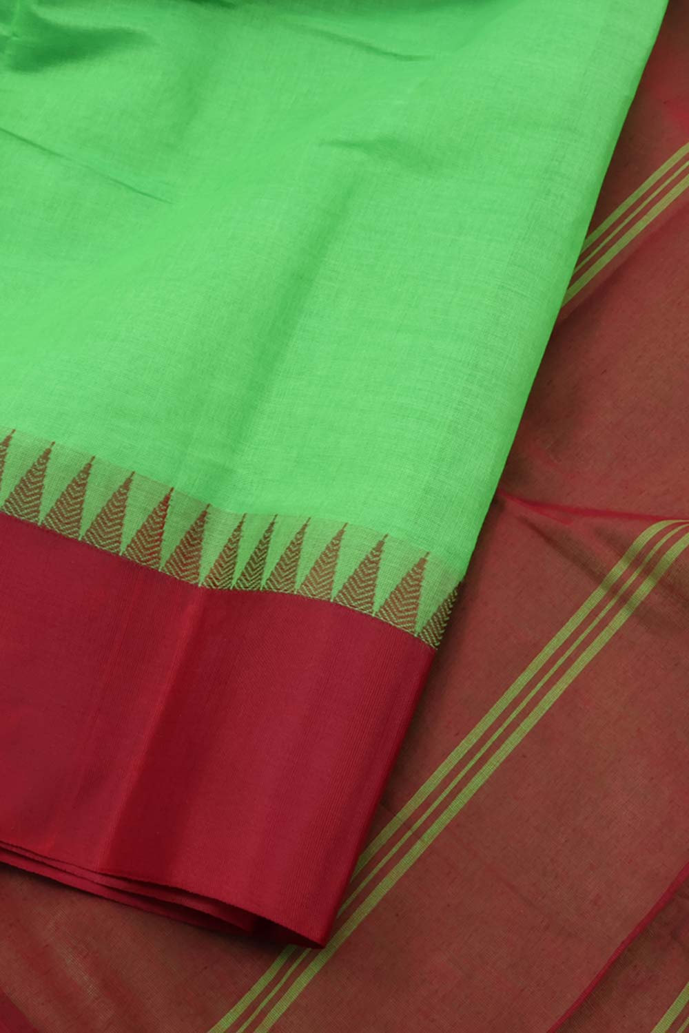 Parrot Green Handwoven Gadwal Kuttu Cotton Saree 10059677